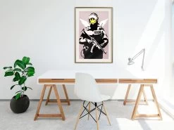 Banksy: Flying Copper -Woonmeubelwinkel MNL POSTERprp0984s br MP 14
