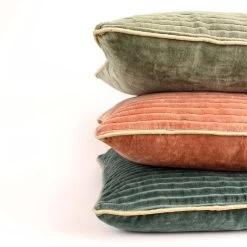 Kussen Corderoy Blue -Woonmeubelwinkel ba2f0a974aa4a24c8ae6d96bee9ca41022c8419fa4e3b4e257adf96b2275f598